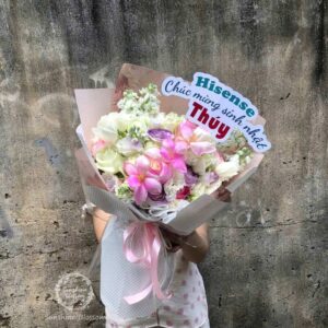 Bo-hoa-tuoi-mix-ngau-nhien-hoa-tulip-va-hoa-hong-hkt054
