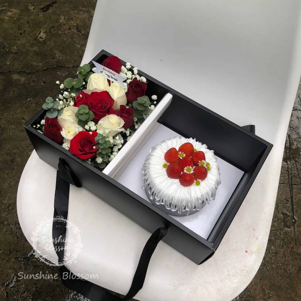 Combo-banh-kem-dau-tay-va-hoa-hong-da-lat-tuoi-tone-do-trang-hfc143