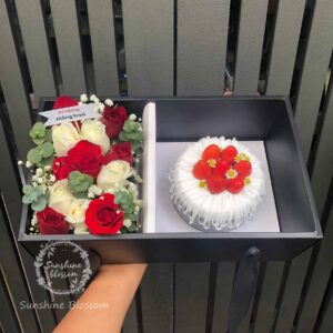 Combo-banh-kem-dau-tay-va-hoa-hong-da-lat-tuoi-tone-do-trang-hfc143-2