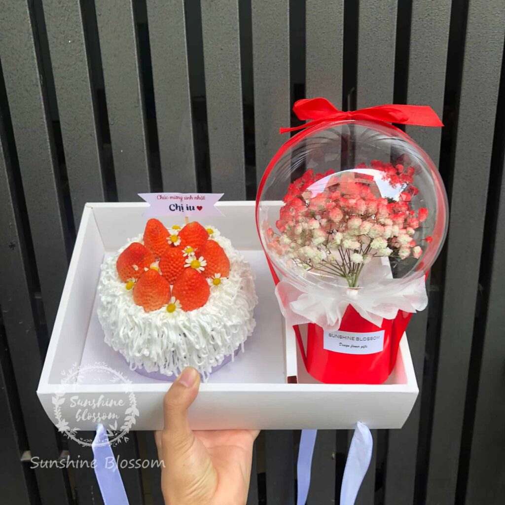 Combo-banh-kem-dau-tay-va-hop-bong-hoa-tone-do-trang-hfc144