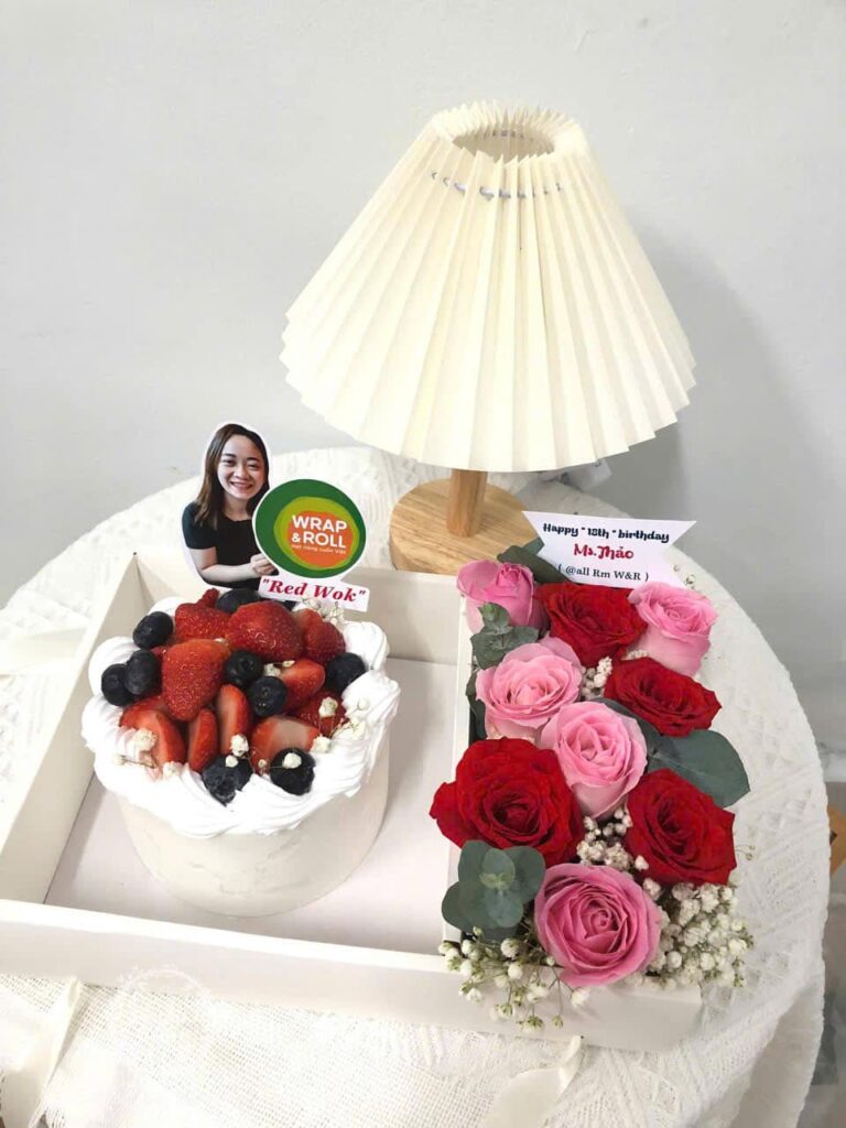 Combo-banh-kem-dautay-viet-quat-va-hoa-hong-tuoi-da-lat-tone-do-hong-hfc138